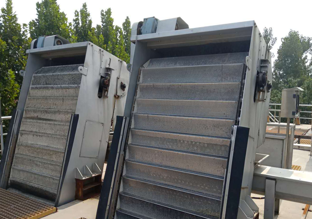 網闆堦(jie)梯式(shi)格柵除汚機